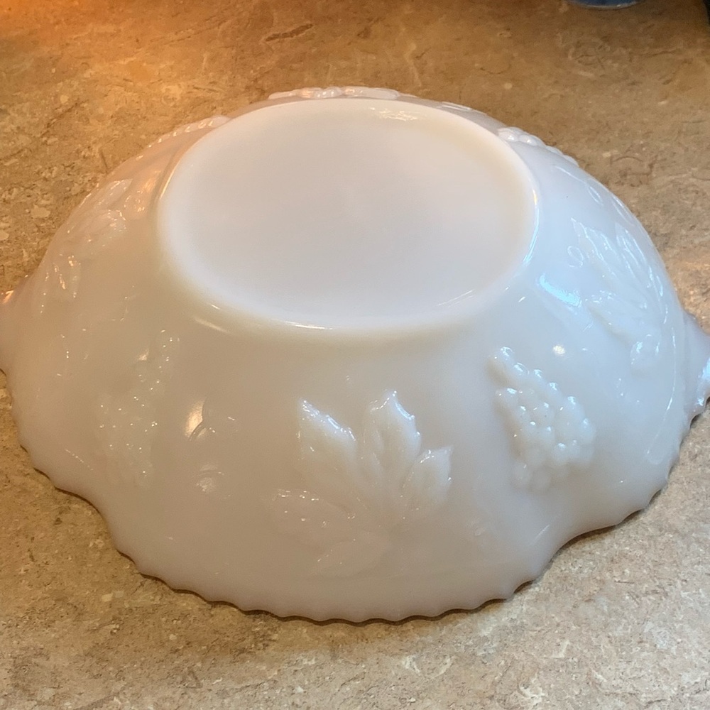 Vintage Anchor Hocking Milk Glass Grape Bowl with Gold Trim 8 1/2" diameter - Picture 4 of 7